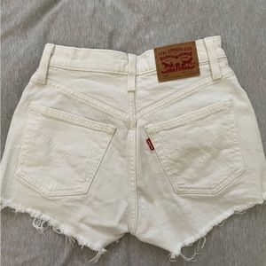 501 levi white shorts